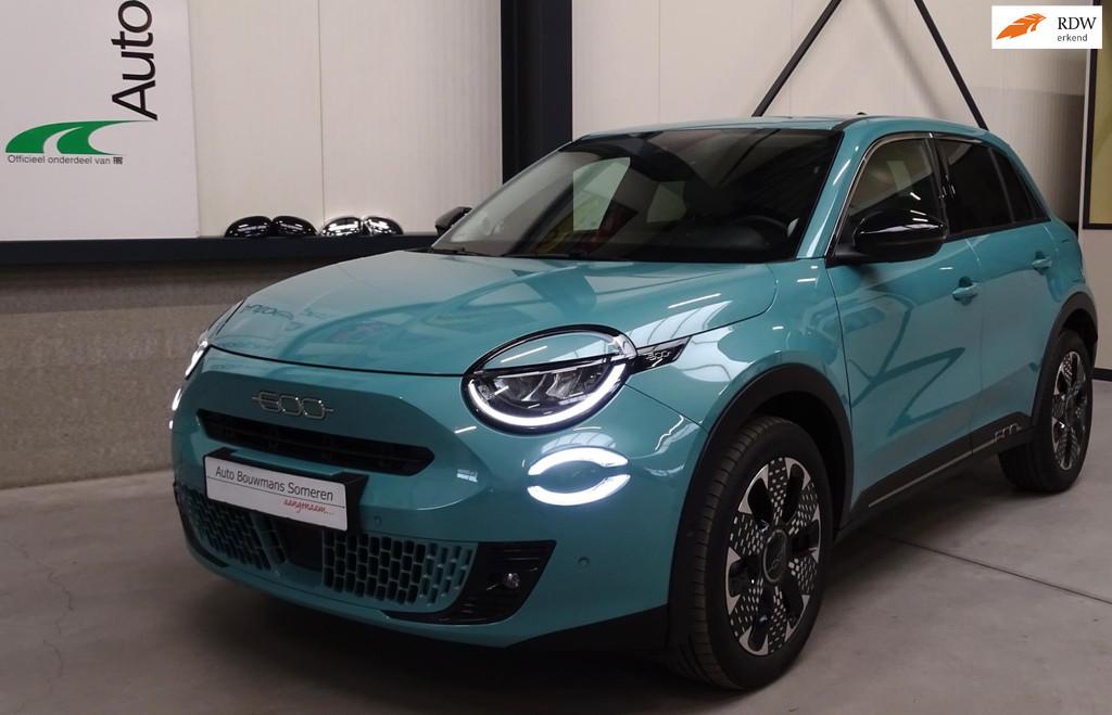 Fiat 600 1.2 Hybrid "LA PRIMA" - ALS NIEUW !/ADAPTIVE CRUISE, Auto's, 136 pk, Gebruikt, Overige modellen, 1199 cc