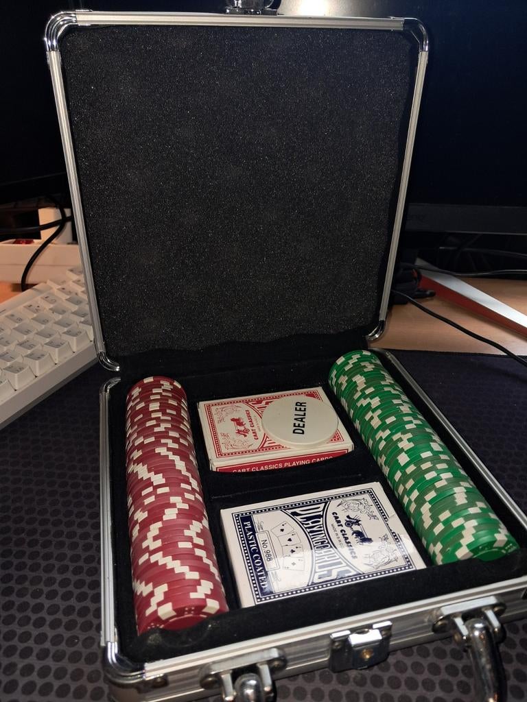 Pokerset met goede chips en koffer, Vijf spelers of meer, Ophalen of Verzenden, Gebruikt