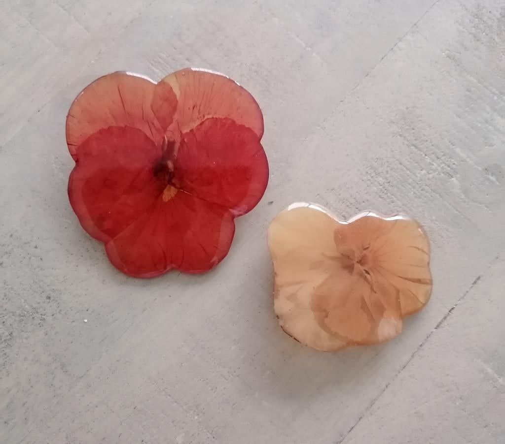2x broche bloem motief viooltje, Sieraden, Tassen en Uiterlijk, Ophalen of Verzenden