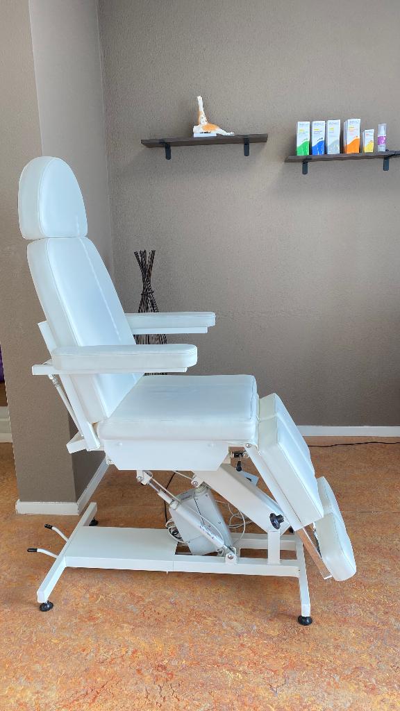 Te koop: Elektrische pedicurestoel / behandelstoel, Ophalen, Leer, Zo goed als nieuw, Eén