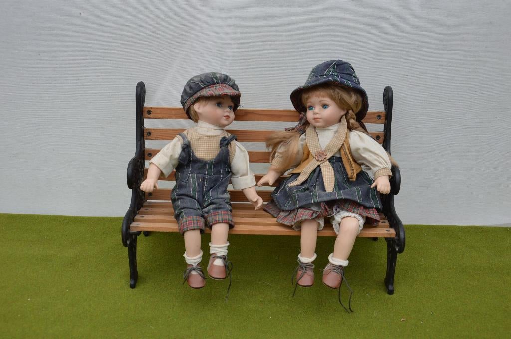 2 porseleinen poppen op gietijzeren bankje, LEES TEKST, Verzamelen, Ophalen, Gebruikt, Pop