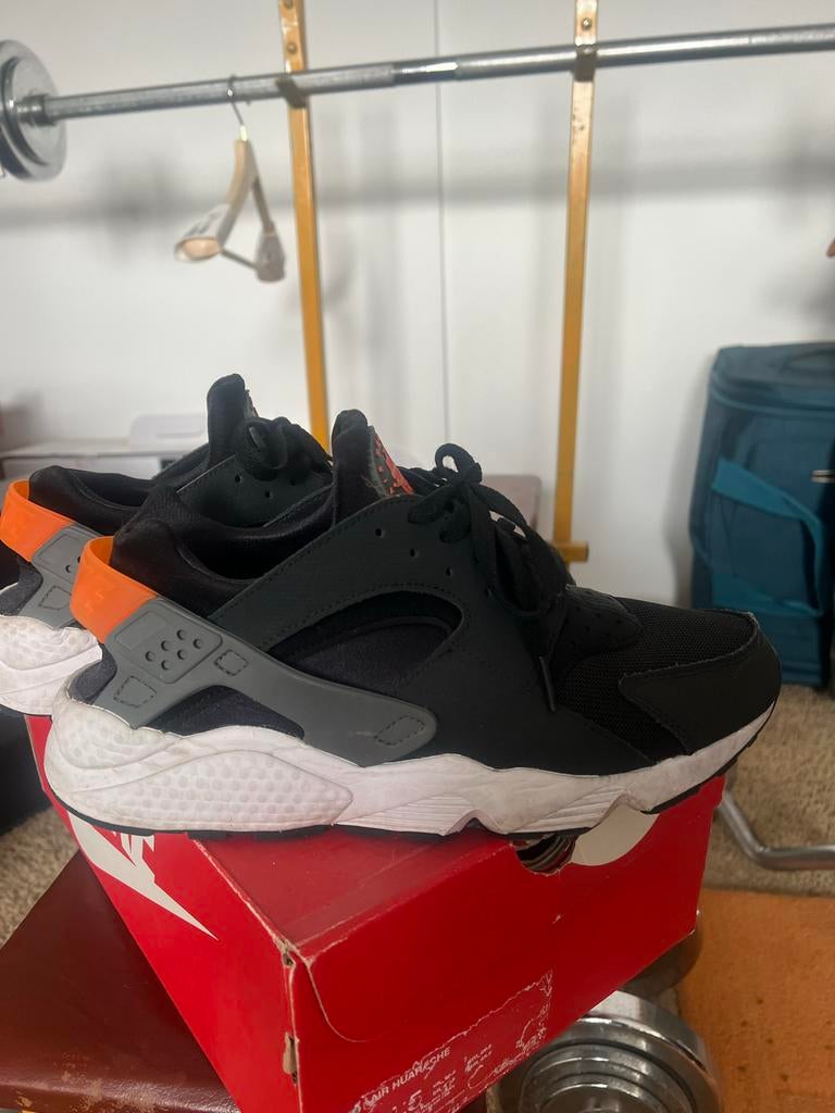 Nike Huarache sneakers, zwart met oranje accenten, Kleding | Heren, Ophalen of Verzenden, Zo goed als nieuw, Zwart, Sneakers of Gympen
