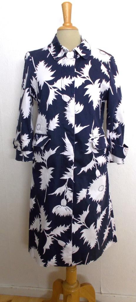 Donkerblauwe print trenchcoat van designer Isaac Mizrahi! M, Kleding | Dames, Verzenden, Zo goed als nieuw, Maat 38/40 (M), Blauw