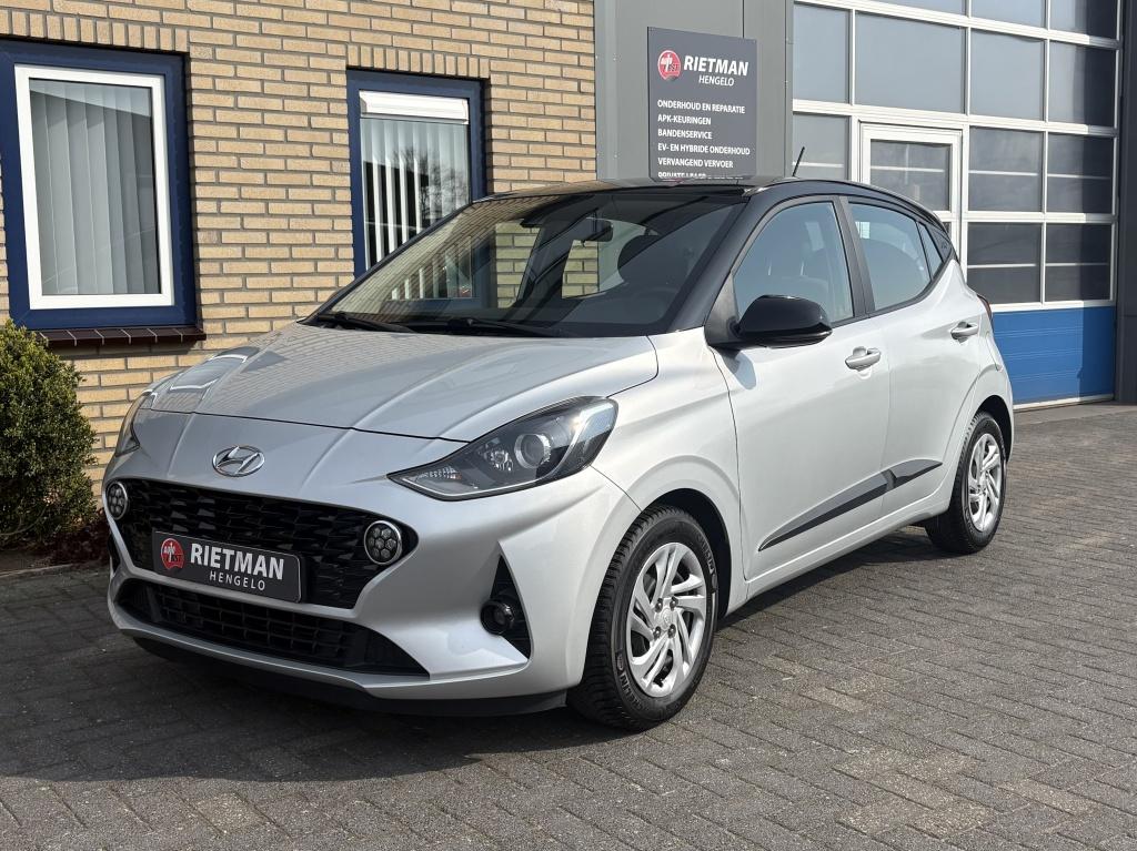 Hyundai i10 1.0 Premium CAMERA-1E EIGENAAR-BTW (bj 2021), Keurmerk '100% Onderhouden', Gebruikt, 899 kg, 4 stoelen