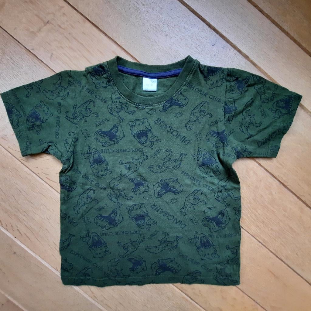 T- shirt donker groen met dino's maat 116/122 - nieuw, Kinderen en Baby's, Kinderkleding | Maat 116, Nieuw, Jongen, Shirt of Longsleeve