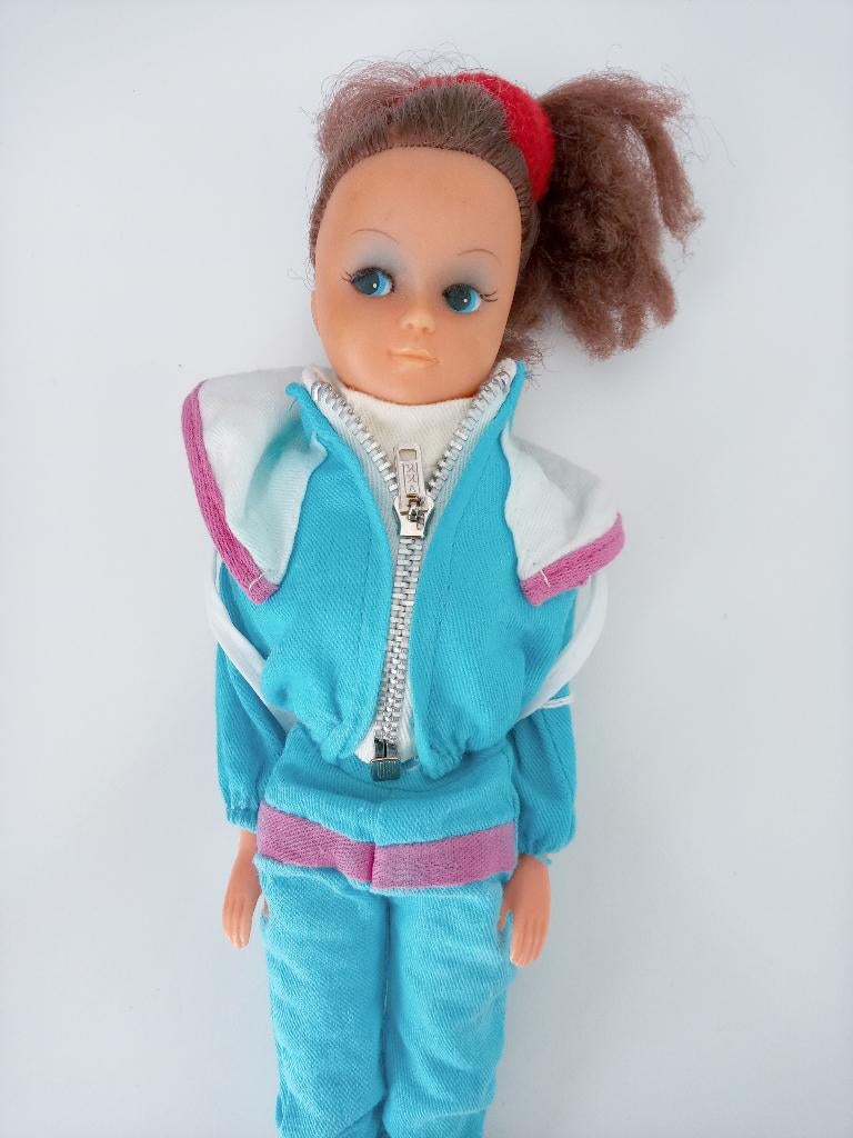 Fleur pop met blauw pakje witte laarsjes en witte rugzak, Verzamelen, Poppen, Ophalen of Verzenden, Gebruikt, Pop