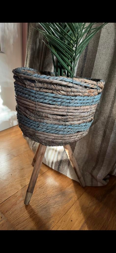 Rieten bloempot op pootjes - Boho stijl retro vintage, Tuin en Terras, Bloempotten, Overige materialen, Gebruikt, Rond, Binnen