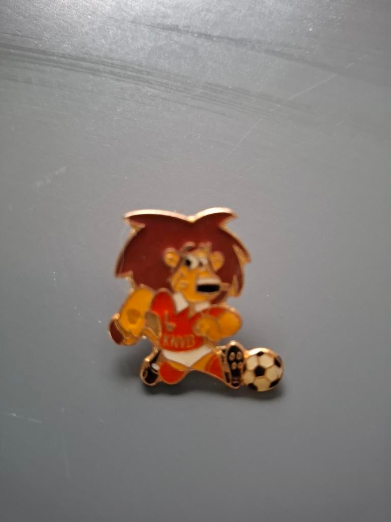 Rever pin KNVB 1993 oranjeleeuw, Verzamelen, Speldjes, Pins en Buttons, Ophalen of Verzenden, Zo goed als nieuw