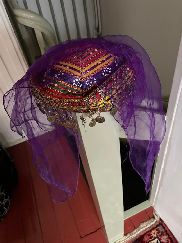 Turks hoofddeksel met voile en muntjes, Ophalen of Verzenden, Zo goed als nieuw, One size fits all