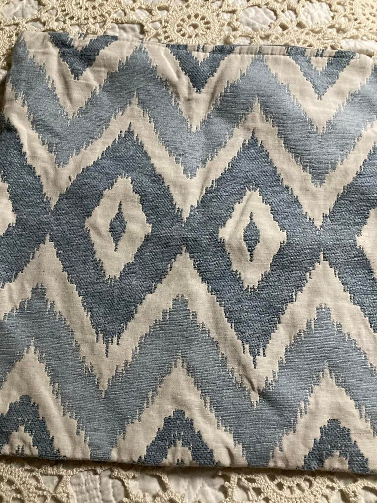 Blauw en beige sierkussenhoes met geometrisch patroon, Huis en Inrichting, Woonaccessoires | Kussens, Ophalen of Verzenden, Zo goed als nieuw