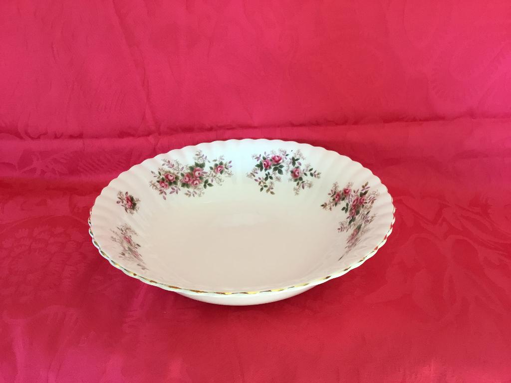 Royal Albert lavender rose Groenteschaal, Verzamelen, Porselein, Kristal en Bestek, Ophalen of Verzenden, Zo goed als nieuw, Porselein