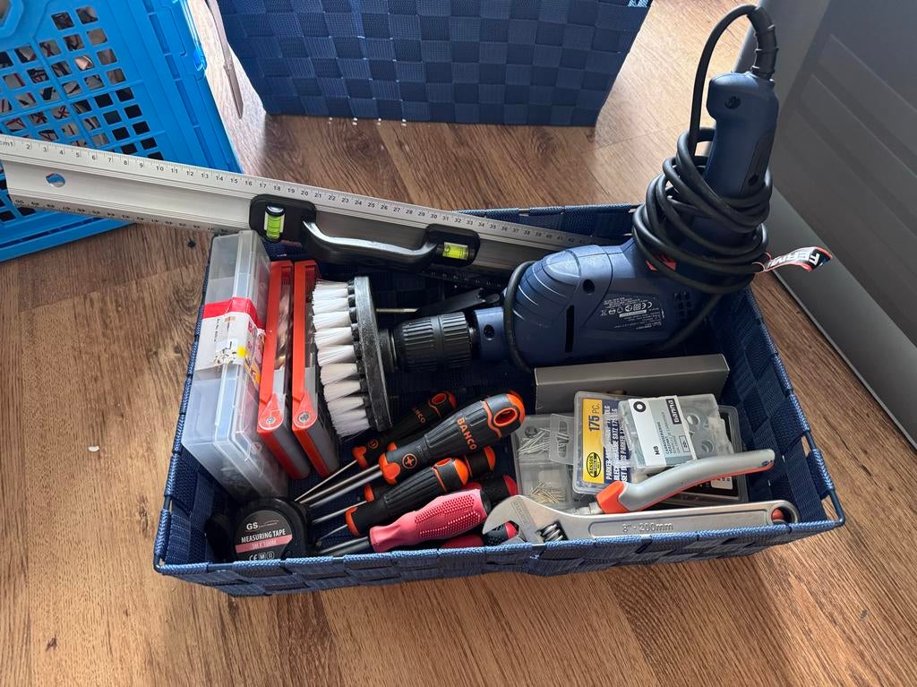 Tools, drill, screwdriver, nails and etc…, Ophalen, Zo goed als nieuw