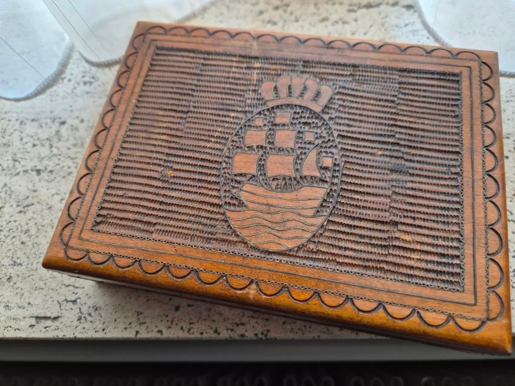 Oud sigaren kistje met mooie details, Ophalen