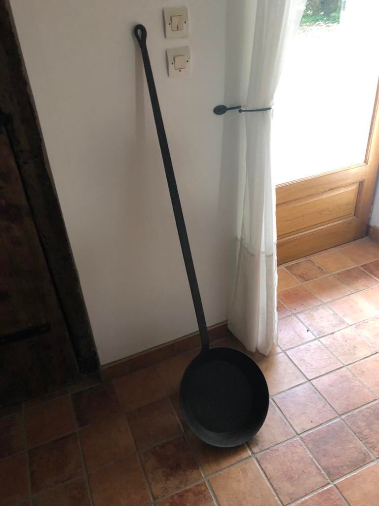 Brocante ijzeren koekenpan.Met lange steel 110 cm, Ophalen