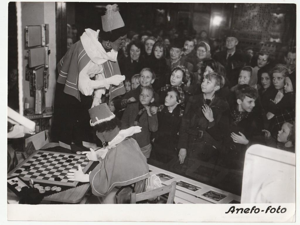 WK Dammen Nederland 1952 Zwarte Piet etalage persfoto, Gebruikt, Verzenden, Foto, 1940 tot 1960