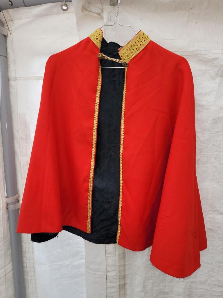 Carnaval: mooie gevoerde cape, Kinderen en Baby's, Carnavalskleding en Verkleedspullen, Ophalen of Verzenden, Zo goed als nieuw