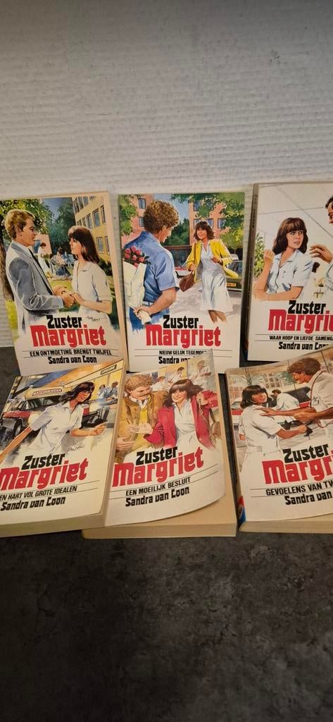 Zuster Margriet en zuster Britta pockets vintage Kluitman, Boeken, Romans, Ophalen of Verzenden, Gelezen