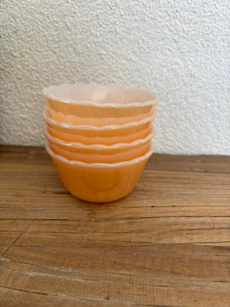 4 perzikkleurige custard schaaltjes., Rond, Ophalen of Verzenden, Zo goed als nieuw, Aardewerk