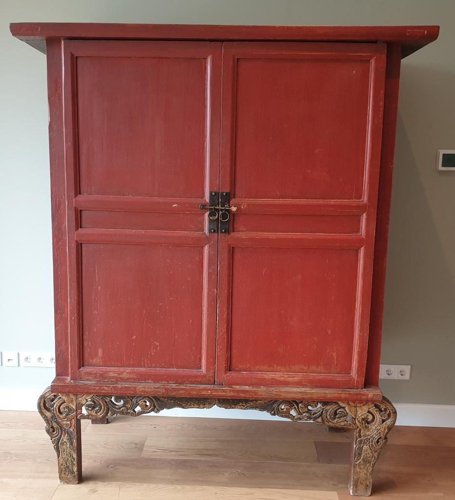 Chinese kast met houtsnijwerk, Ophalen