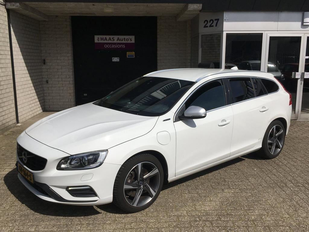 Volvo V60 2.4 D6 Twin Engine R-Design / DEALER SERVICED / LE, Automaat, Wit, Vierwielaandrijving, 1880 kg