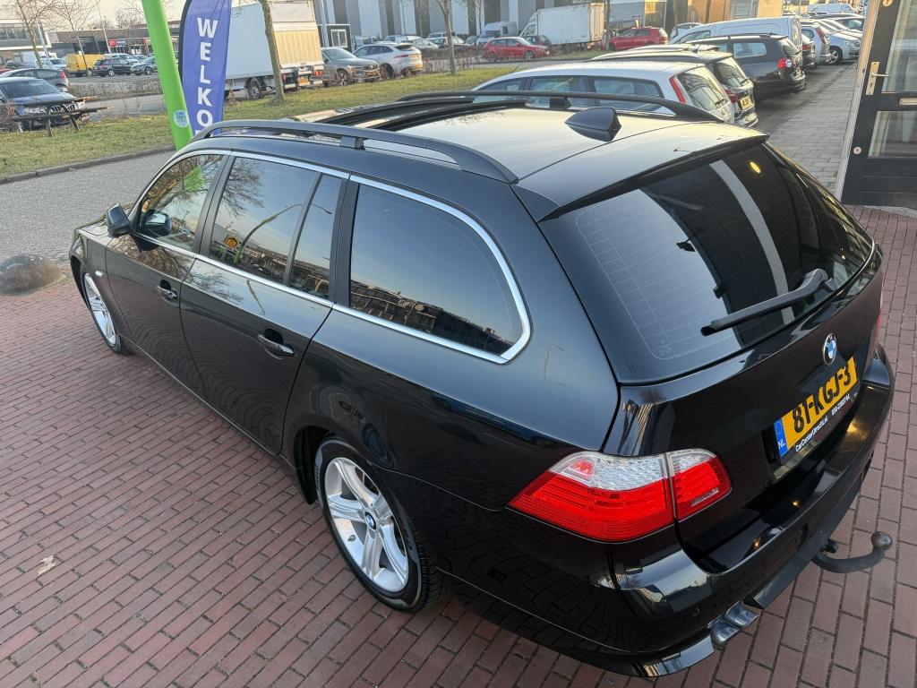 BMW 5 Serie Touring 525i | €250,- KORTING PAASACTIE | Busi, Gebruikt, Zwart, 2000 kg, Lichtsensor