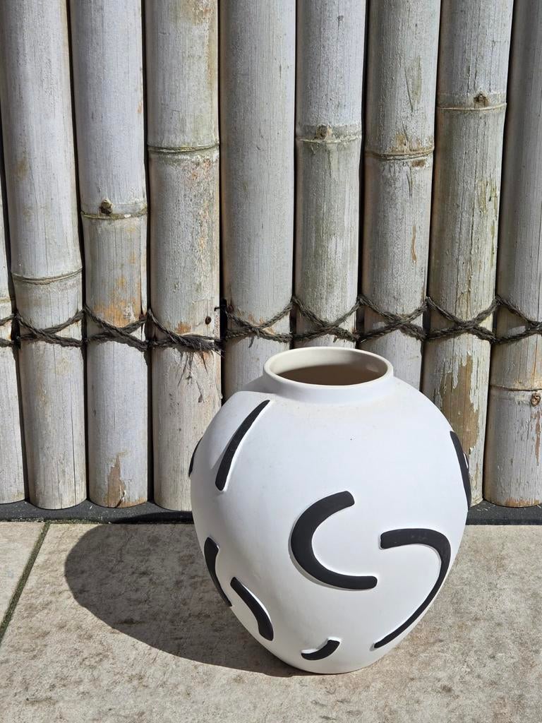 Decoratieve Witte Vaas met Zwarte Abstracte Patronen, Ophalen of Verzenden