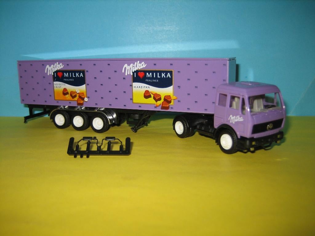 Milka  praline  MERCEDES combi  Herpa/Albedo, Ophalen of Verzenden, Nieuw, Bus of Vrachtwagen, Herpa