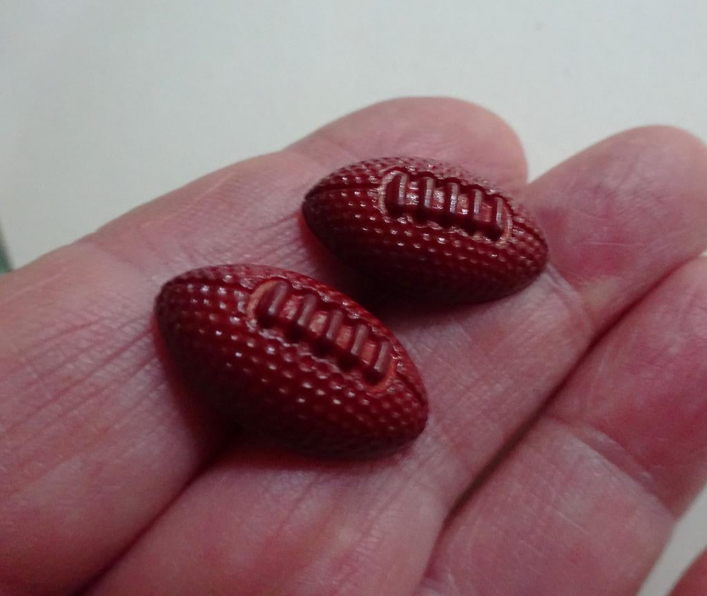 2 Bruin-rode American football knoopjes +/- 2 x 1 cm, Verzenden, Nieuw, Knoop of Knopen