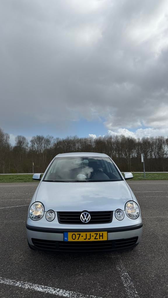 Volkswagen Polo 1.4 55KW AUT 2002 Grijs, Auto's, Volkswagen, Stof, Origineel Nederlands, Grijs, Particulier