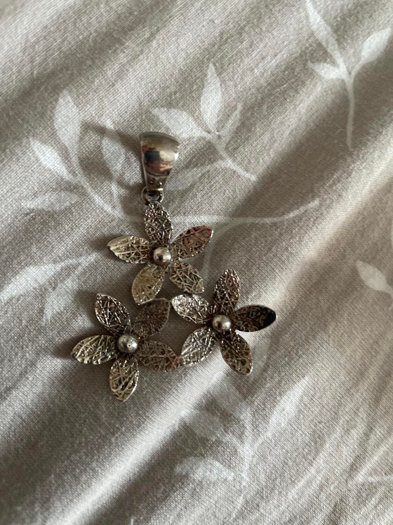 Grote 950 Zilveren Hanger met Bloemmotief uit Indonesië, Ophalen, Gebruikt, Zilver, Bloem of Plant