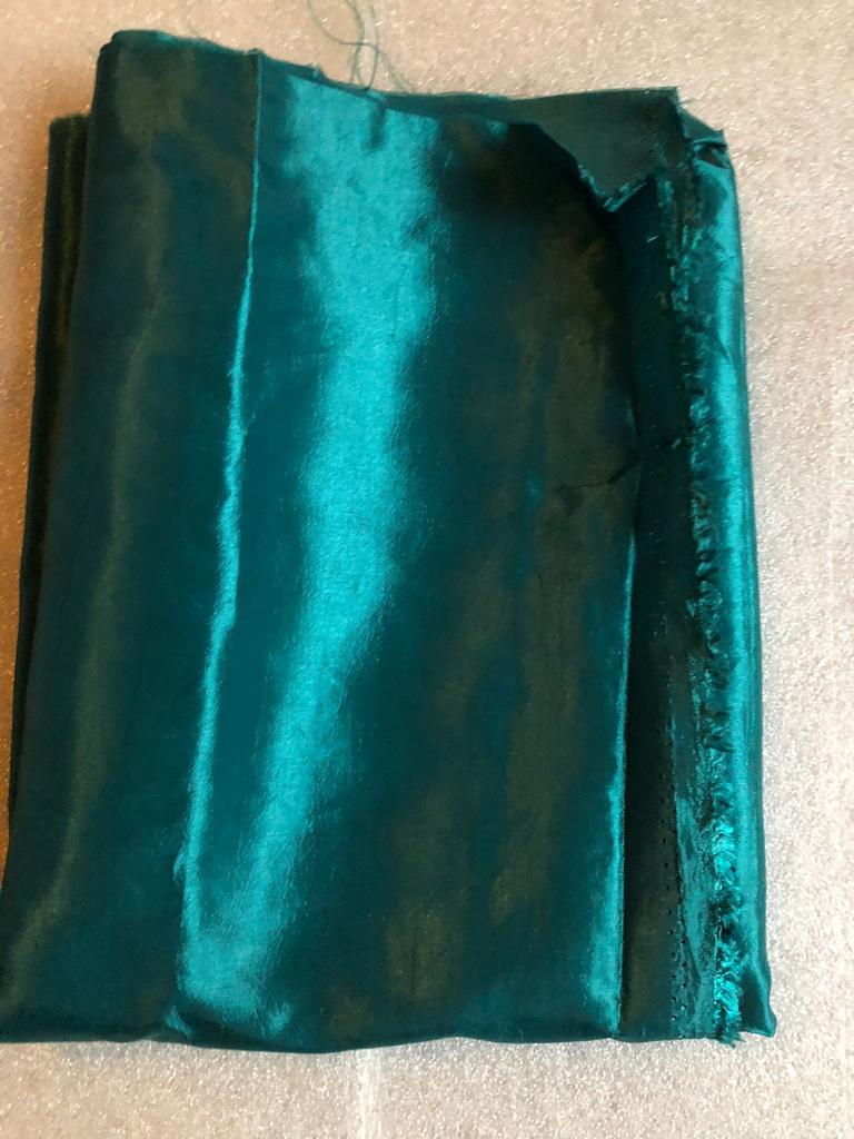 Lapje polyester- glimmende - 150 cm hoog - L VORMIGE, Hobby en Vrije tijd, Stoffen en Lappen, 120 cm of meer, Ophalen of Verzenden