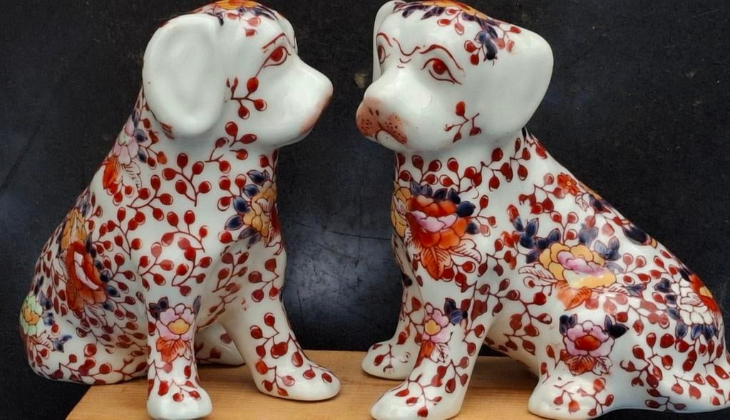 IMARI porselein.  JAPAN.  Hondenpaar. Handpainted.  14 cm., Verzamelen, Dierenverzamelingen, Zo goed als nieuw, Beeldje of Figuurtje