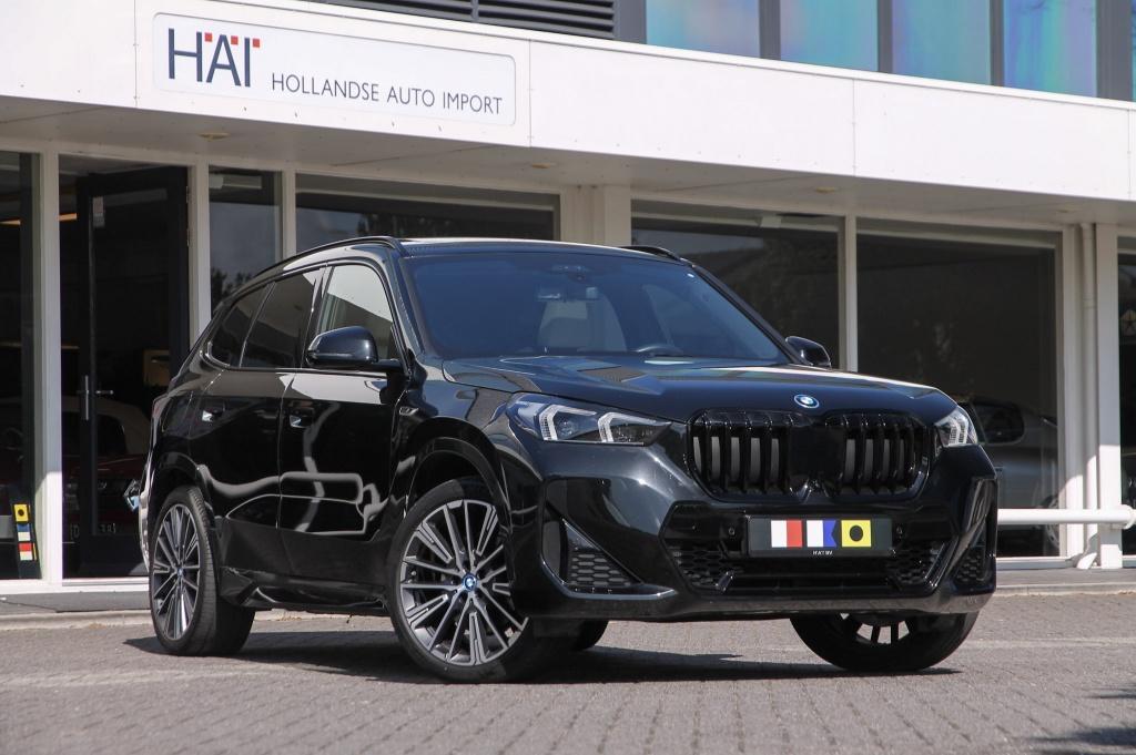 BMW X1 xDrive30e M-Sport I Pano I Head-up I M2023 (bj 2022), Beige, Zwart, Bedrijf, Hybride Elektrisch/Benzine