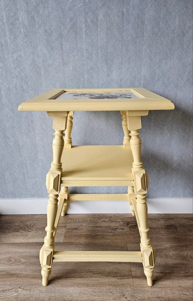 Geel bijzettafeltje met bloemenprint, Huis en Inrichting, Tafels | Bijzettafels, Ophalen of Verzenden, Rond, Minder dan 55 cm