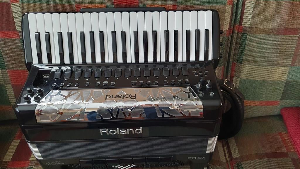 Roeland FR-8X ZGAN veel extra expension packs geïnstalleerd, Muziek en Instrumenten, Accordeons, Zo goed als nieuw, 120-bas, Overige merken
