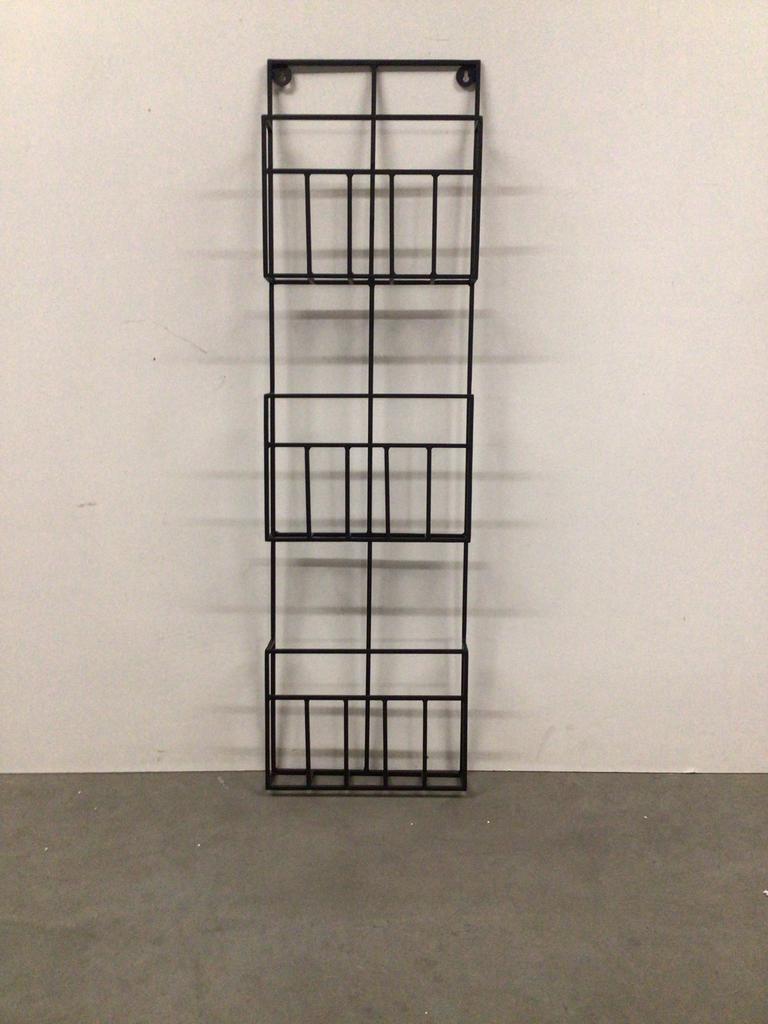 Zwart metalen wandtijdschriftenrek met 3 vakken, Huis en Inrichting, Woonaccessoires | Krantenbakken en Lectuurbakken, Ophalen