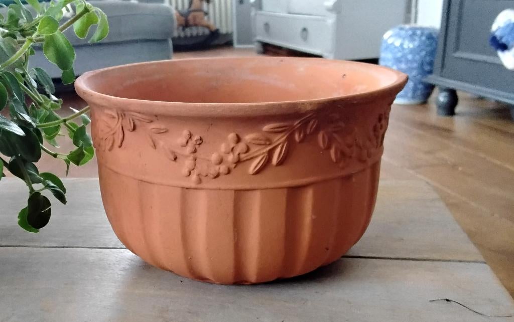 Terracotta bloempot met klassieke 3d-decoratie van bloemenr, Tuin en Terras, Bloempotten, Gebruikt, Rond, Binnen, Ophalen of Verzenden