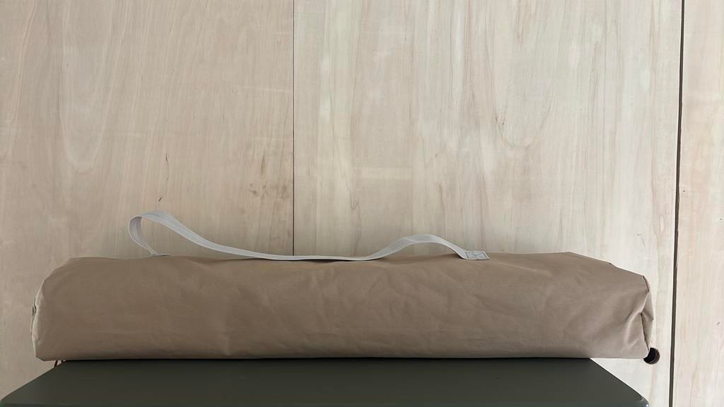 Veldbed/stretcher quechua 1 persoons 65 cm zo goed als nieuw, Huis en Inrichting, Beige, Zo goed als nieuw, Eenpersoons, 70 cm of minder