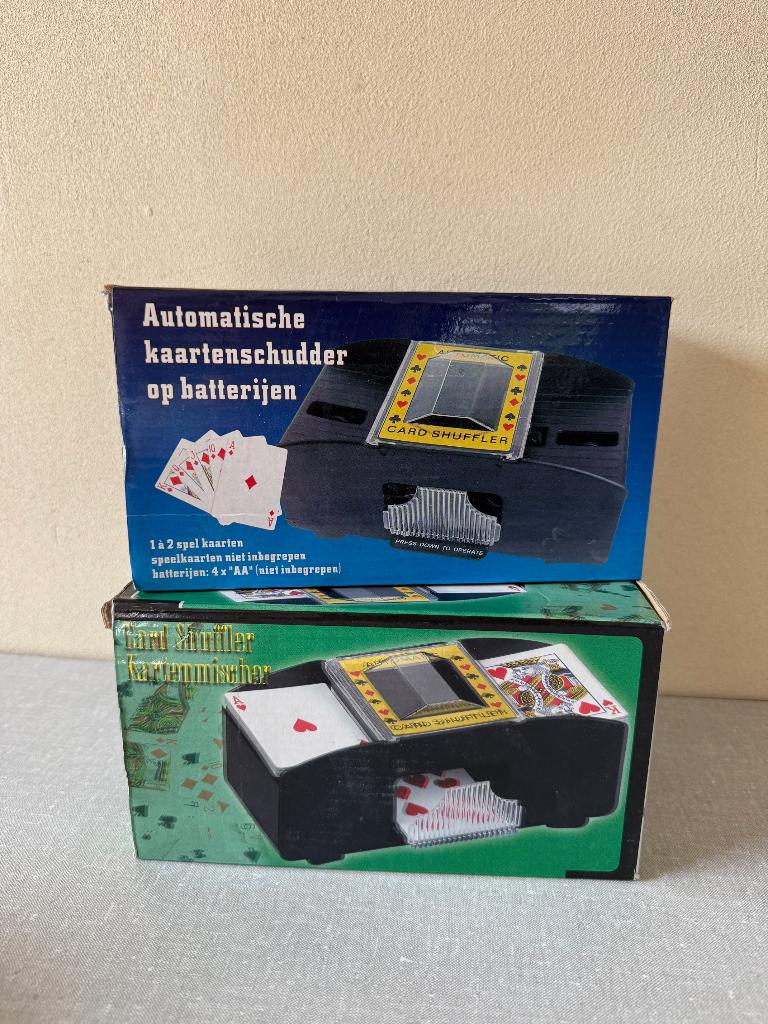 NIEUW in doos Automatische - Elektrische kaartenschudder, Vijf spelers of meer, Ophalen of Verzenden, Nieuw
