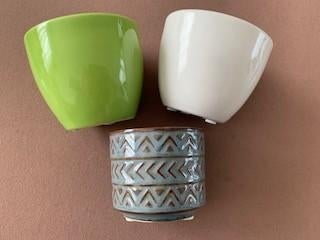 3 leuke bloempotten appeltje groen, wit en grijs blauw, Rond, Ophalen of Verzenden, Aardewerk, Binnen