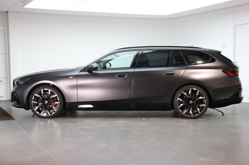 BMW i5 eDrive40 M Sport / Panoramadak / Trekhaak / Adaptief, Achterwielaandrijving, Gebruikt, Zwart, Met garantie (alle)