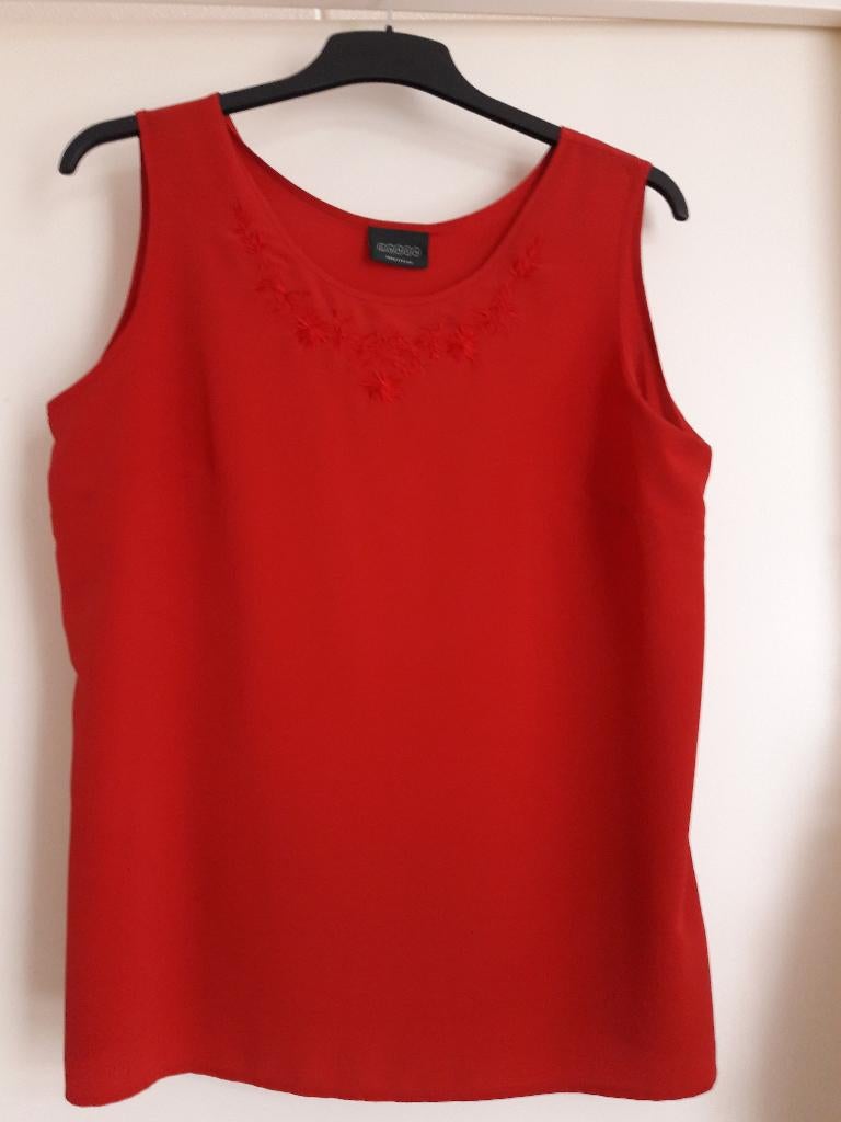 Blouse mouwloos met ronde hals en borduursel kleur rood., Verzenden, Zo goed als nieuw, Maat 42/44 (L), Rood