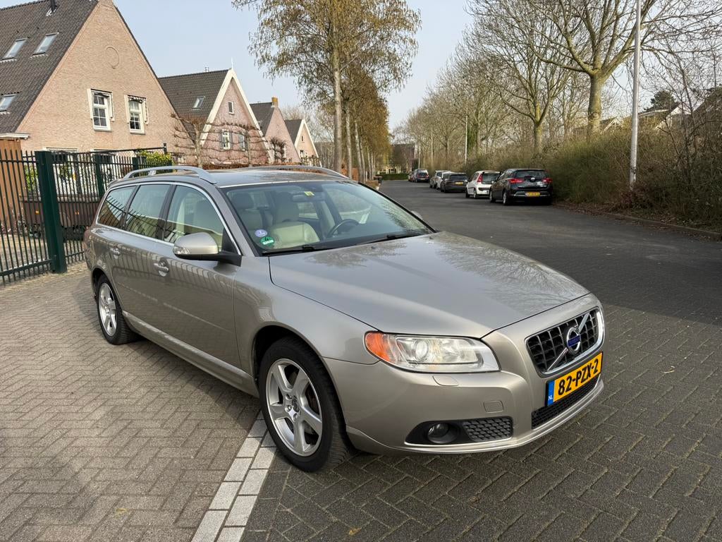 Volvo V70 2.0 T 2011 Grijs summum 203 PK, 1800 kg, 4 cilinders, Handgeschakeld, 84 €/maand