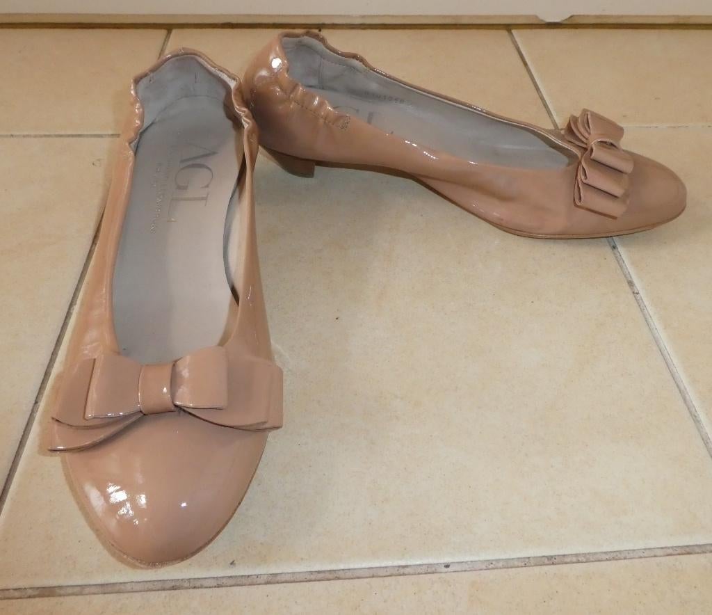 AGL elastiek ballerina's maat 41 beige nude lakleer strik, Verzenden, Beige, AGL, Ballerina's