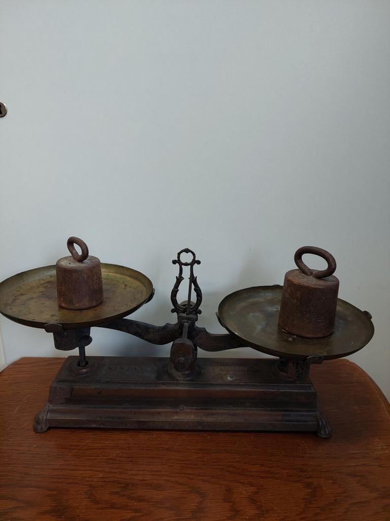 Antieke gietijzeren weegschaal met koperen schalen, Ophalen of Verzenden