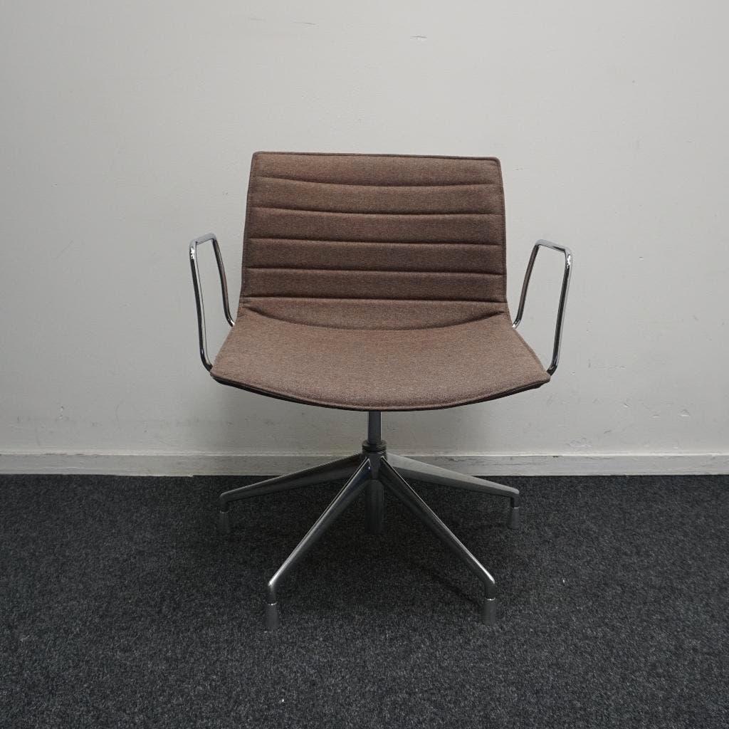 Arper Catifa 53 Design Vergaderstoelen | Bruin | Draaibaar, Gebruikt, Ophalen of Verzenden, Stof, -