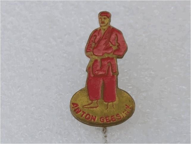 SP2058 Speldje Anton Geesink rood, Verzamelen, Ophalen of Verzenden, Gebruikt, Overige onderwerpen