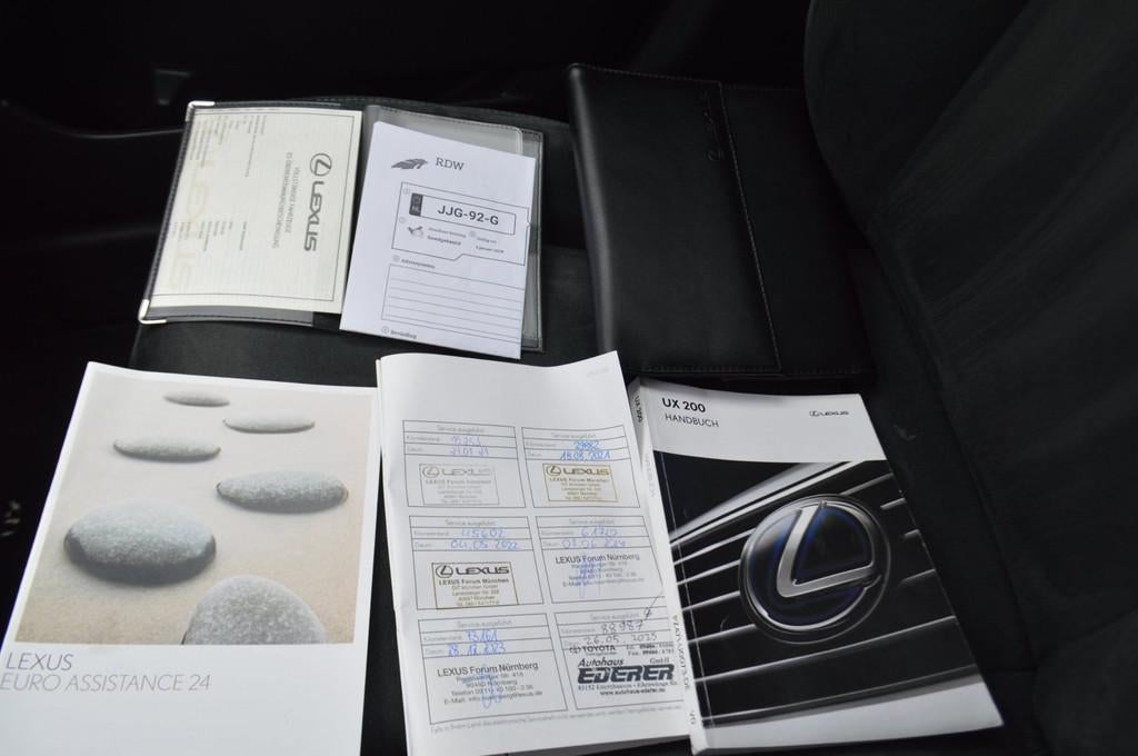 Lexus UX 200 Pref. Line BENZINE, GEEN DEUKJE OF KRASJE!, Auto's, Lexus, Gebruikt, 4 cilinders, 1435 kg, Alcantara