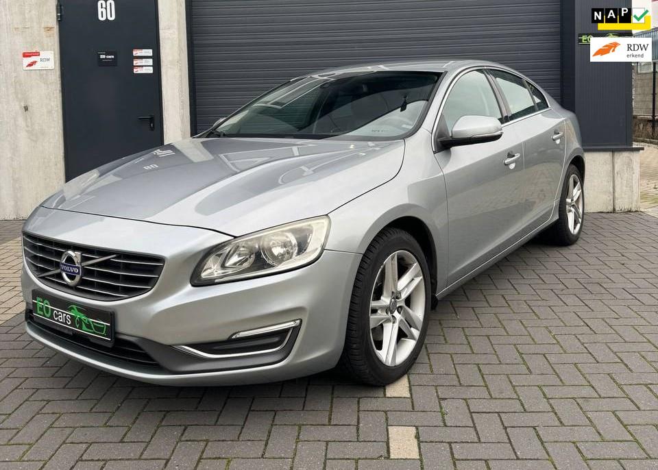 Volvo S60 1.6 D2 Momentum facelift nieuwe APK, Voorwielaandrijving, Euro 5, Gebruikt, Zwart