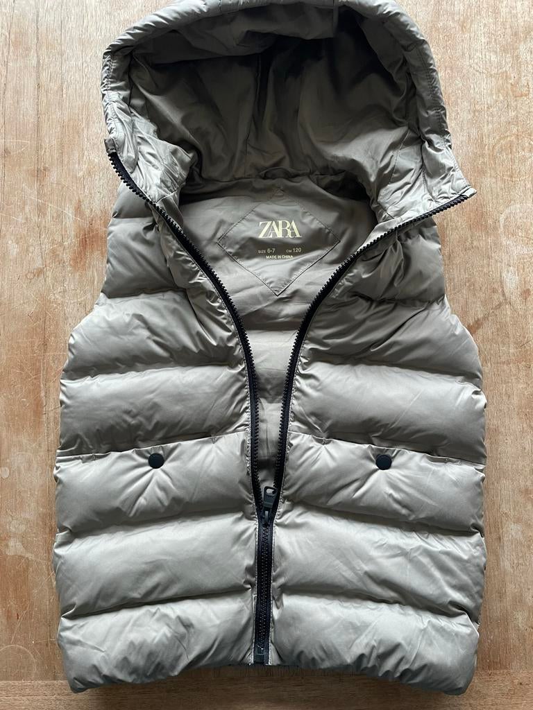 Zara bodywarmer met capuchon, maat 122, Kinderen en Baby's, Kinderkleding | Maat 122, Ophalen of Verzenden, Nieuw, Jongen of Meisje